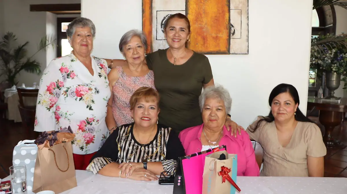 FOTONOTA SJR Celebro un ano mas de vida con sus amigas presentes